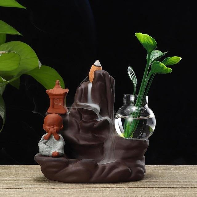 Porte Encens Moine Sous La Cascade Vert